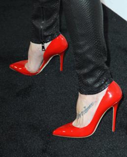 Ashley Greene feet photo thumbnail