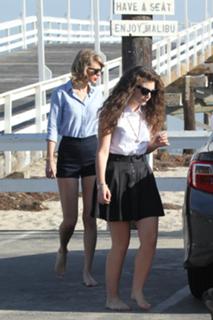 Taylor Swift feet photo thumbnail