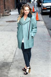 Kaley Cuoco feet photo thumbnail
