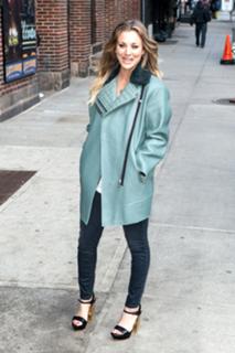 Kaley Cuoco feet photo thumbnail