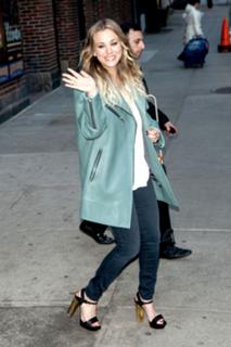 Kaley Cuoco feet photo thumbnail