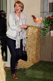 Emma Thompson feet photo thumbnail