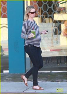 Emily Blunt feet photo thumbnail