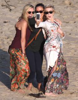 Julianne Hough feet photo thumbnail