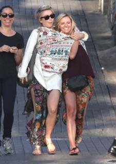 Julianne Hough feet photo thumbnail