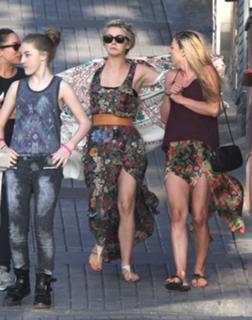 Julianne Hough feet photo thumbnail