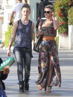 Julianne Hough feet photo thumbnail