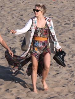 Julianne Hough feet photo thumbnail