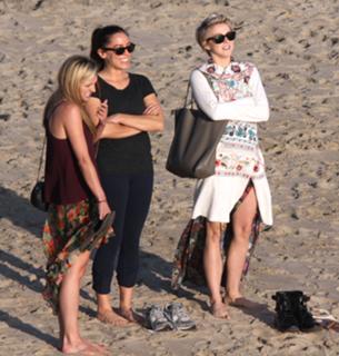 Julianne Hough feet photo thumbnail