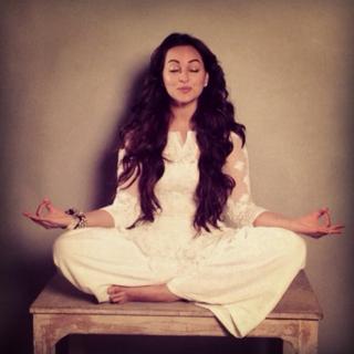 Sonakshi Sinha feet photo thumbnail