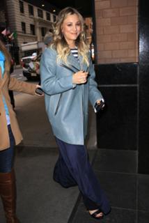 Kaley Cuoco feet photo thumbnail