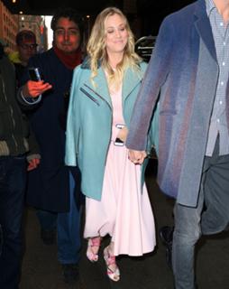 Kaley Cuoco feet photo thumbnail