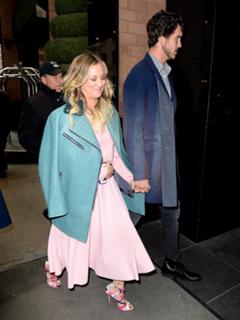 Kaley Cuoco feet photo thumbnail