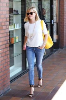 Reese Witherspoon feet photo thumbnail