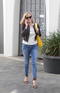 Reese Witherspoon feet photo thumbnail