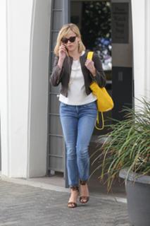 Reese Witherspoon feet photo thumbnail