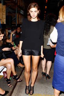 Phoebe Tonkin feet photo thumbnail