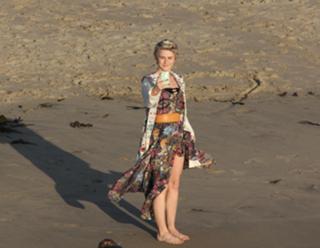 Julianne Hough feet photo thumbnail