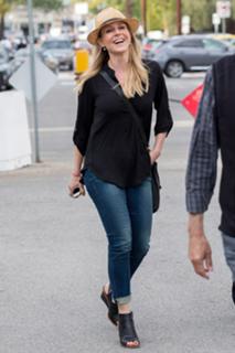 Julie Benz feet photo thumbnail