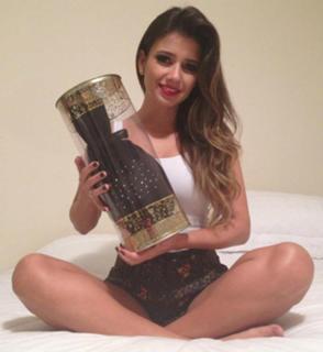 Paula Fernandes feet photo thumbnail
