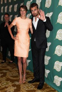 Shailene Woodley feet photo thumbnail