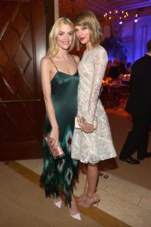 Taylor Swift feet photo thumbnail