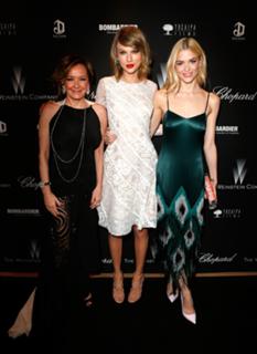 Taylor Swift feet photo thumbnail