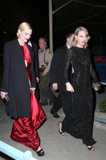 Taylor Swift feet photo thumbnail