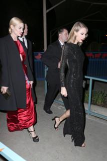 Taylor Swift feet photo thumbnail