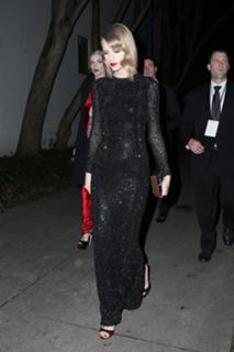 Taylor Swift feet photo thumbnail