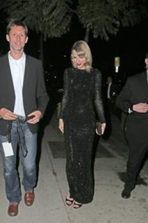 Taylor Swift feet photo thumbnail