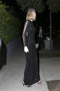 Taylor Swift feet photo thumbnail