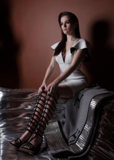 Zoey Deutch feet photo thumbnail