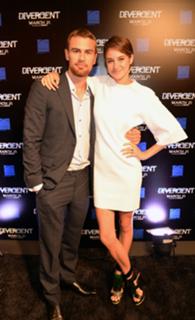 Shailene Woodley feet photo thumbnail