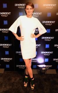 Shailene Woodley feet photo thumbnail