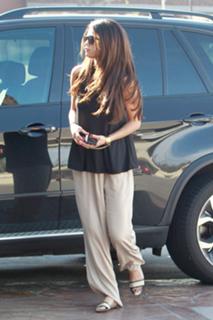 Selena Gomez feet photo thumbnail