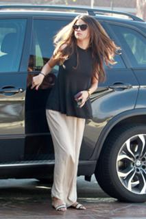 Selena Gomez feet photo thumbnail