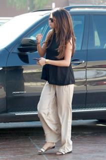 Selena Gomez feet photo thumbnail