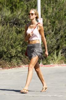 Erin Heatherton feet photo thumbnail