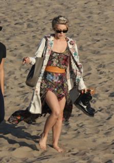 Julianne Hough feet photo thumbnail