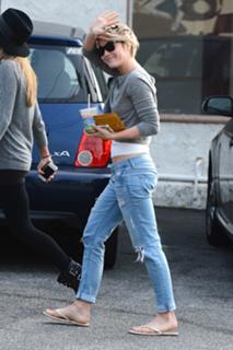 Julianne Hough feet photo thumbnail