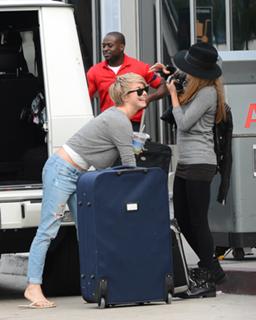 Julianne Hough feet photo thumbnail