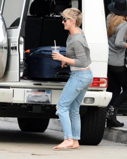 Julianne Hough feet photo thumbnail
