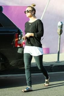 Kaley Cuoco feet photo thumbnail