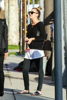 Kaley Cuoco feet photo thumbnail