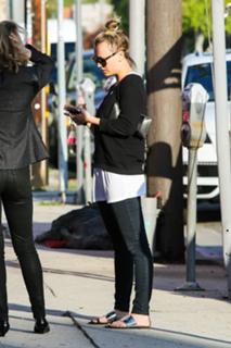 Kaley Cuoco feet photo thumbnail