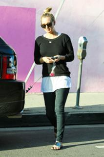 Kaley Cuoco feet photo thumbnail