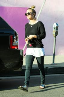 Kaley Cuoco feet photo thumbnail