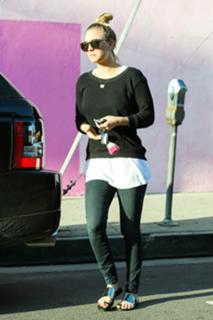 Kaley Cuoco feet photo thumbnail