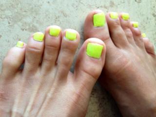 Emma Lovett feet photo thumbnail